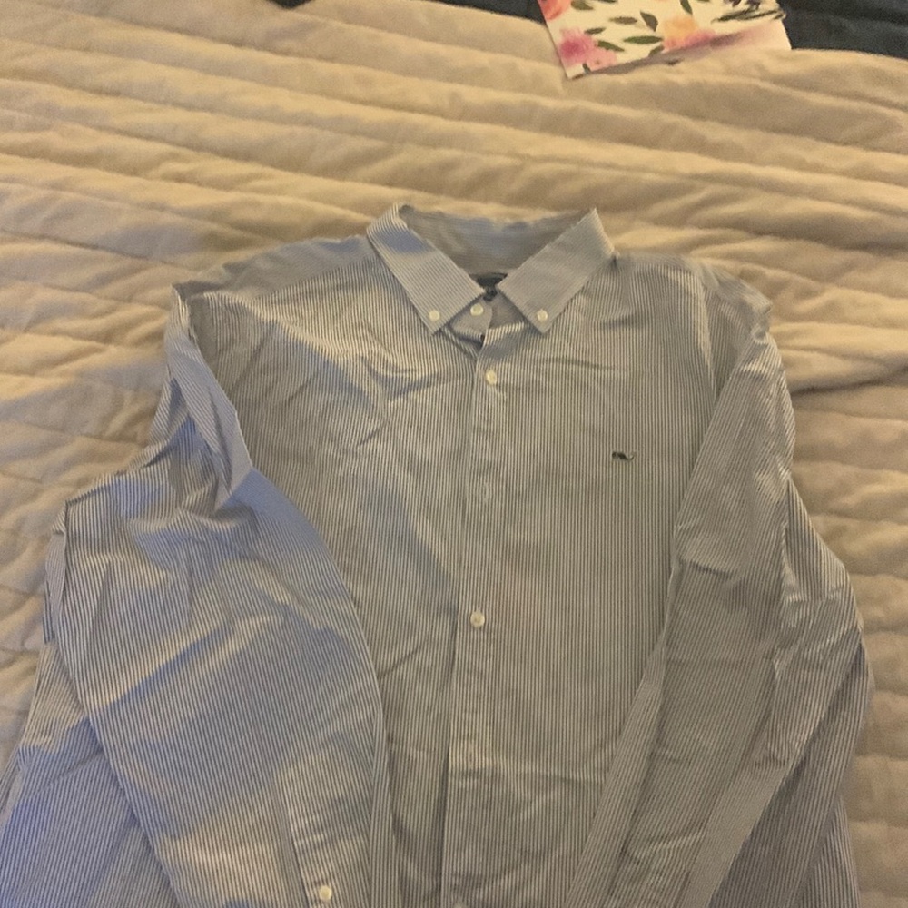 Men’s vineyard vines collared shirt in great condition.